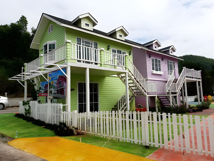 Exterior & Views