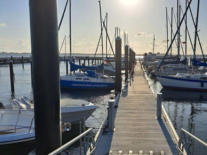 Others 4, Houseboat Harmony