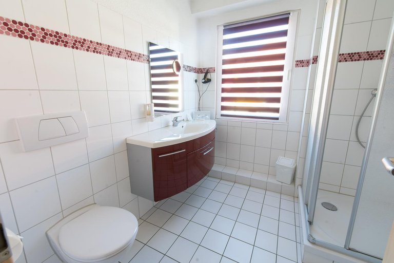 Bathroom 2, Rosen-Hotel, Mansfeld-Südharz