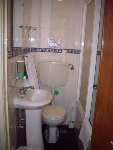 Bathroom 4, Residencial Camoes, Lisbon