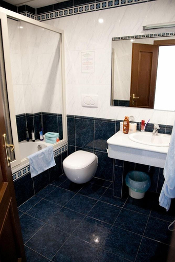 Bathroom 5, Hotel Ipanema, Messina