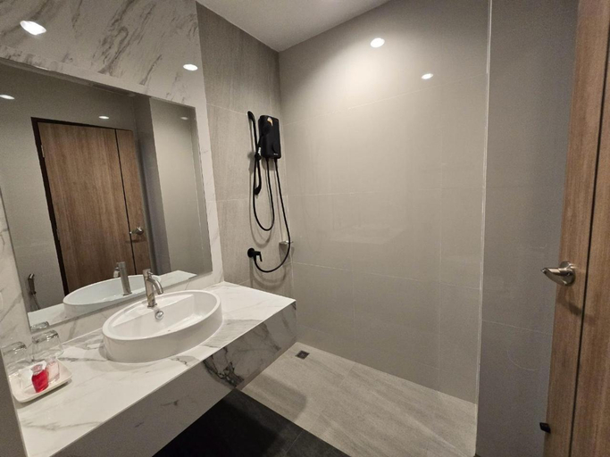 Bathroom, Manee Mantra Hotel, Kanchanaburi, Muang Kanchanaburi
