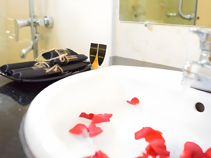 Bathroom 4, Tung Phuong Beach Hotel, Da Nang