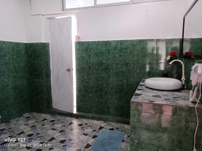Bathroom 3, Couple room in Holidays Beach Resort, Bolinao