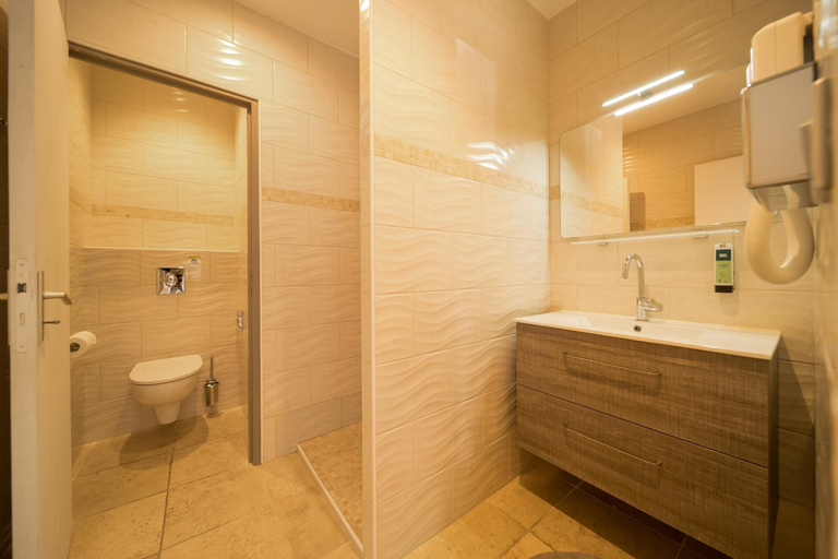 Bathroom 3, Hotel La Bonne Auberge, Alpes-de-Haute-Provence
