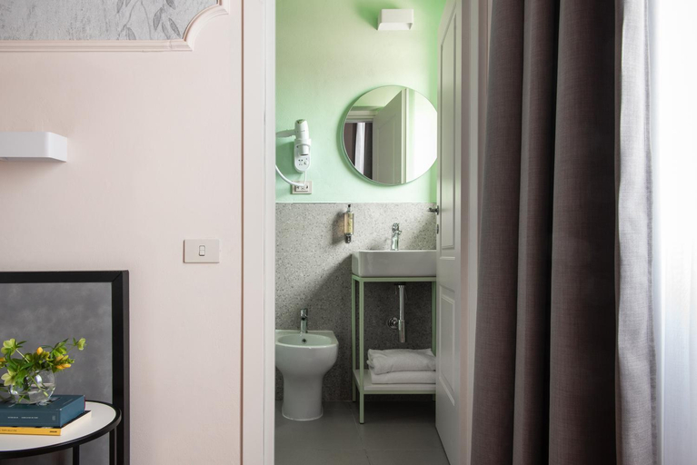 Bathroom 4, Fiorita, Florence