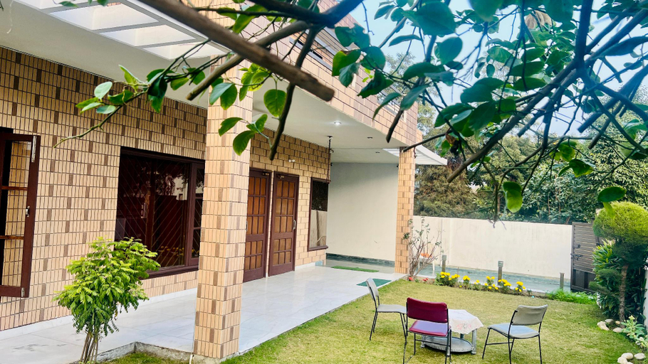 Exterior & Views