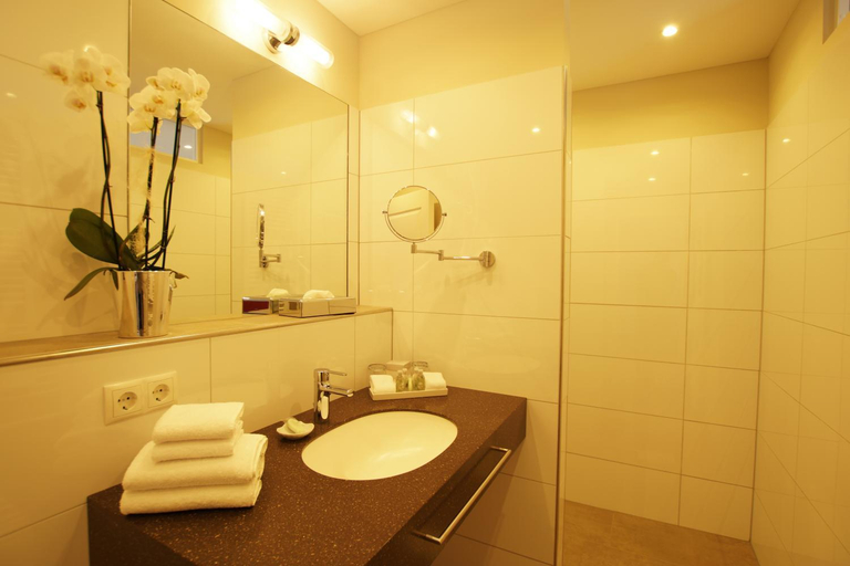 Bathroom 3, Landhotel Sanct Peter, Ahrweiler