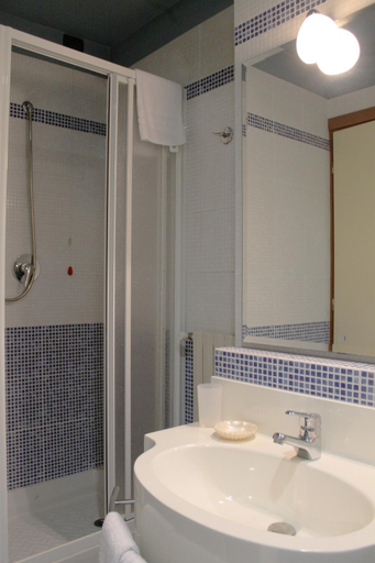 Bathroom 4, Hotel Oasi, Alessandria