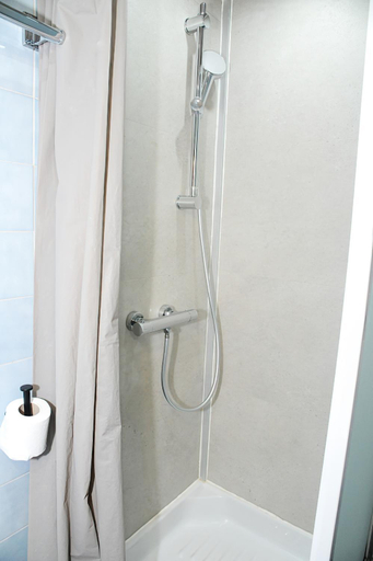 Bathroom 2, Hôtel Le Patio, Allier