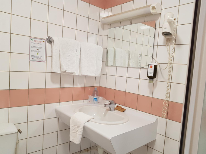 Bathroom 3, Villa Motel, Meuse