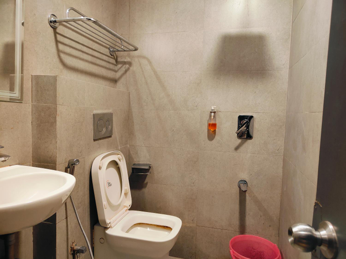 Bathroom 4, Hotel La Maison, Lucknow