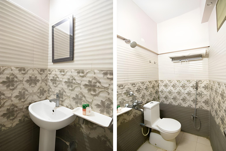 Bathroom, Hotel Kanha Inn, Lucknow