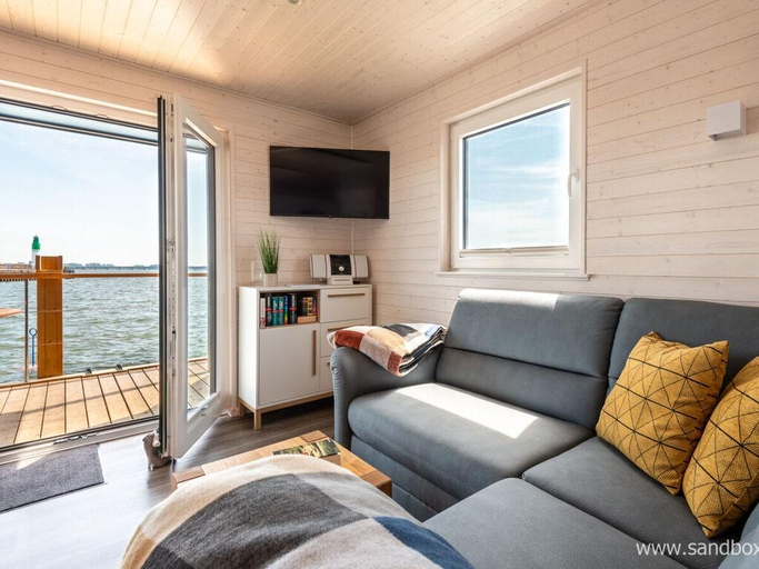 Others 5, Houseboat Harmony
