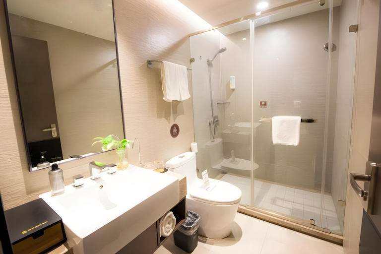 Bathroom 2, Home Inn Plus Beijing Chaoyangmen Metro Station, Beijing