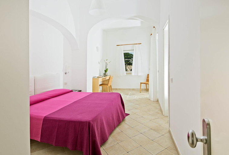 Others 3, Hotel La Tosca, Napoli