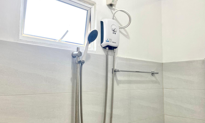 Bathroom 4, Drossgold Pension House, Tubigon