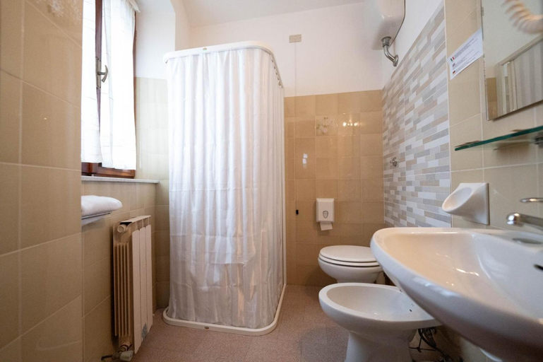 Bathroom 4, Due Torri, Macerata