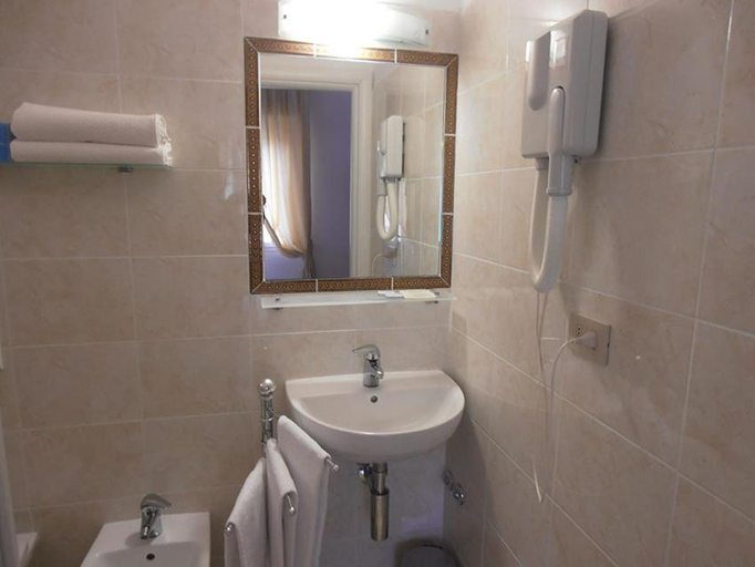 Bathroom 3, Hotel Toscana, Pesaro E Urbino