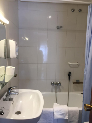 Bathroom 2, Hotel Restaurante Derby, Ourense