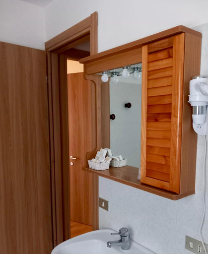 Bathroom, Pensione Genzianella, Vercelli