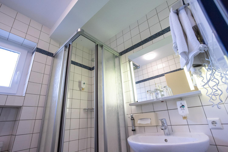 Bathroom 3, Stadt-gut-Hotel Siegboot, Siegen-Wittgenstein