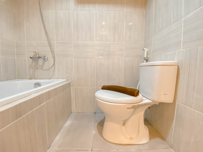 Bathroom 5, Spacious and Minimalist Studio Apartment at Vasanta Innopark By Travelio, Cikarang