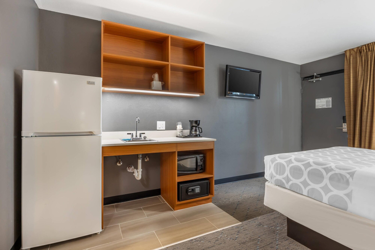 Bedroom 4, Suburban Studios Branson On The Strip, Taney