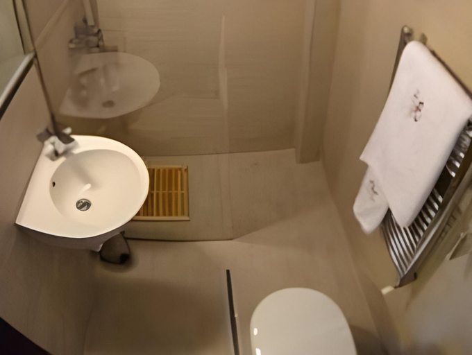 Bathroom 3, GP Hotel, Barcanesti