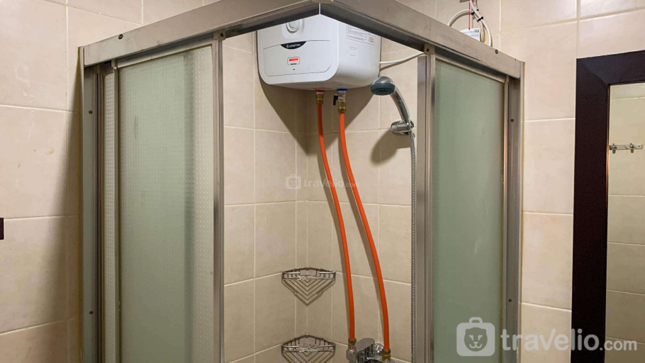 Bathroom 3, Comfort & Minimalist 2BR at Maple Park By Travelio, Jakarta Utara