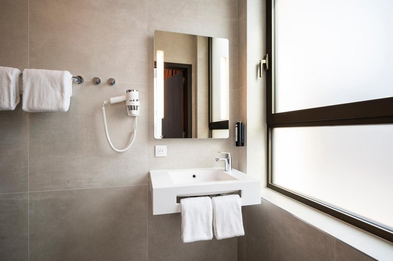 Bathroom 4, B&B HOTEL Antwerpen Centrum, Antwerpen