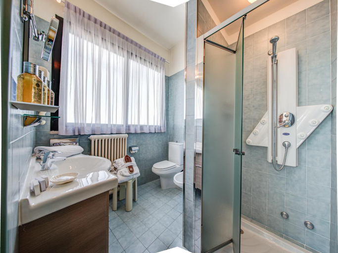 Bathroom 5, Hotel Le Palme, Ravenna