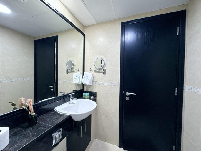 Bathroom 5, Cosmos Living Charming Studio with Balcony, Dubai