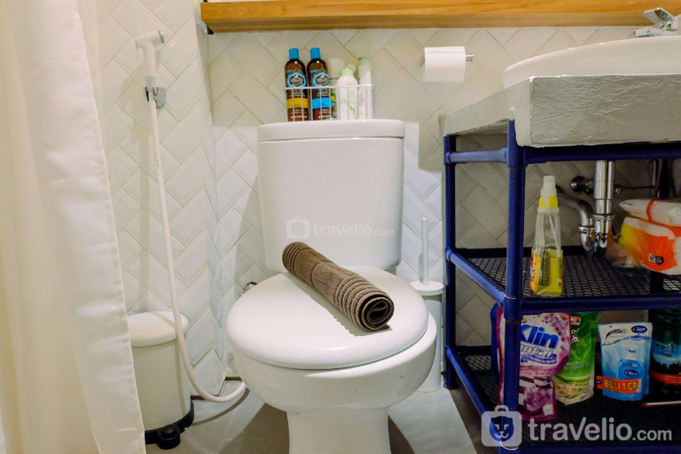 Bathroom, Stylish 2BR Pakubuwono Terrace Apt By Travelio, Jakarta Selatan