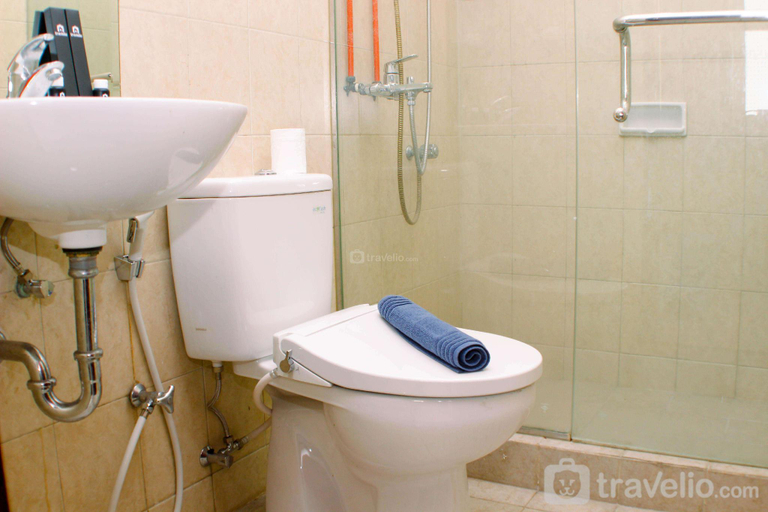 Bathroom 4, Comfort Studio at Marina Ancol Apartment By Travelio, Jakarta Utara