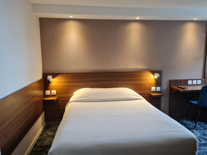 Bedroom 3, Hotel Arcades, Hautes-Pyrénées