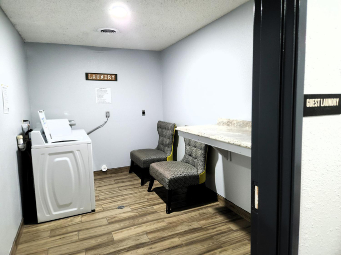 Bedroom 3, Express Inn Parsons, Labette