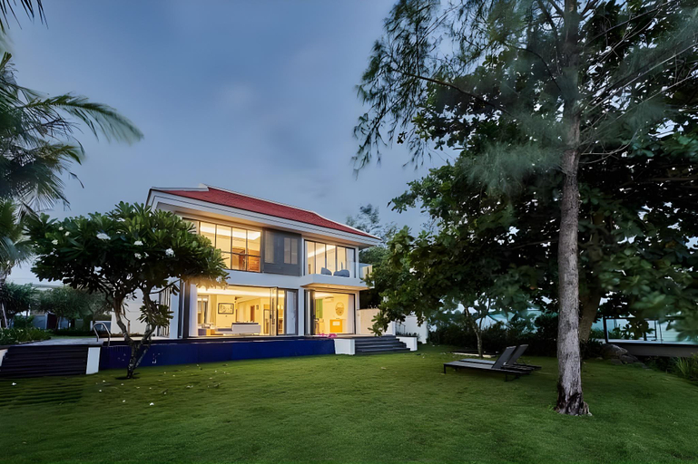 Exterior & Views