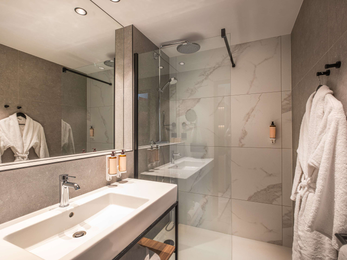 Bathroom 5, Mercure Le Mans Batignolles Hotel, Sarthe