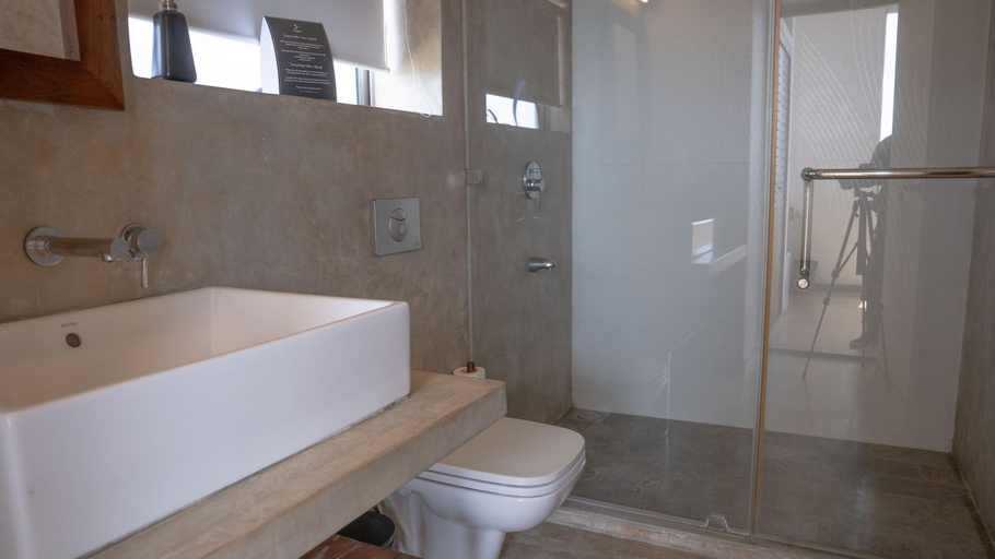 Bathroom 4, The Ocean Front, Thimbirigasyaya