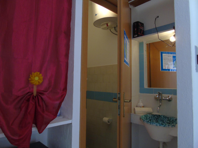 Bathroom 2, Villa Saracina, Messina