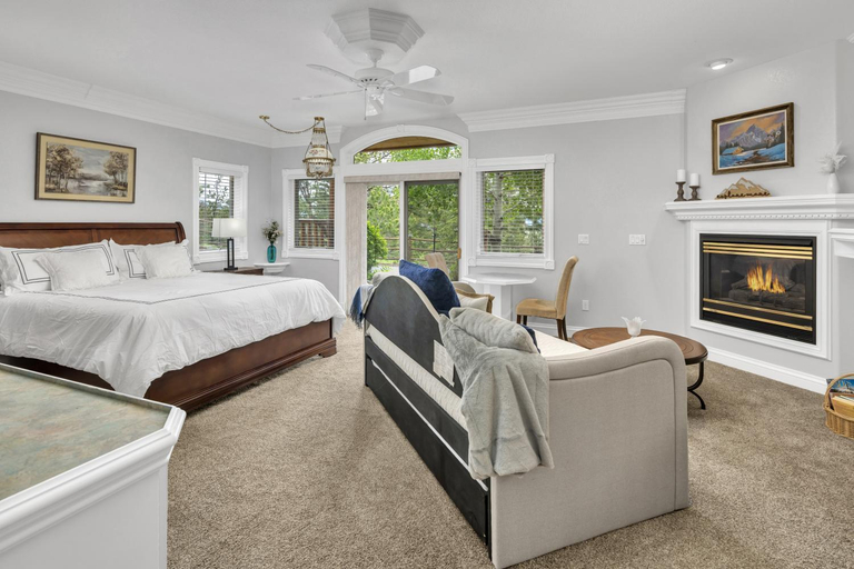 Bedroom 2, Twin Sisters Suite - 2 Bedroom, Kitchenette, Hot Tub!, Larimer