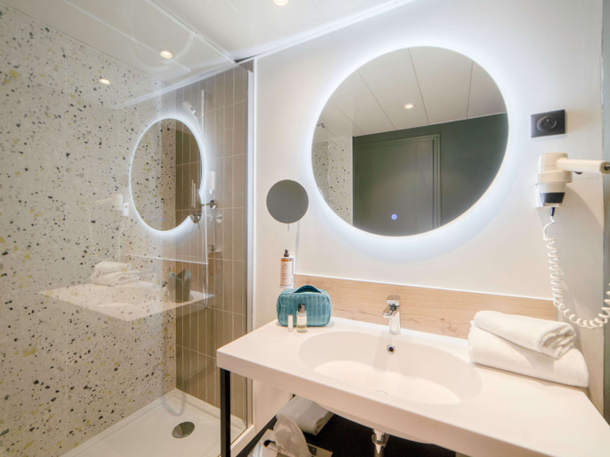 Bathroom 5, Hotel Mercure Auxerre Autoroute du Soleil, Yonne