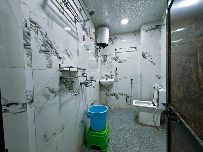 Bathroom 3, Shri Kailash Pati Guest House, Varanasi