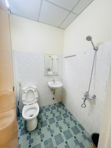 Bathroom 2, PucPu Homestay 51 Chu Văn An, Huế