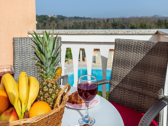 Food & Drinks 5, Apartment in Banjole near Sea Beach, Medulin