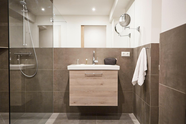 Bathroom 5, Hotel Falter, Regen