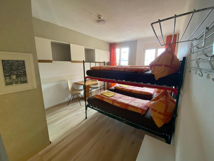 Bedroom 2, Adrenalin Backpackers Hotel, Glarus