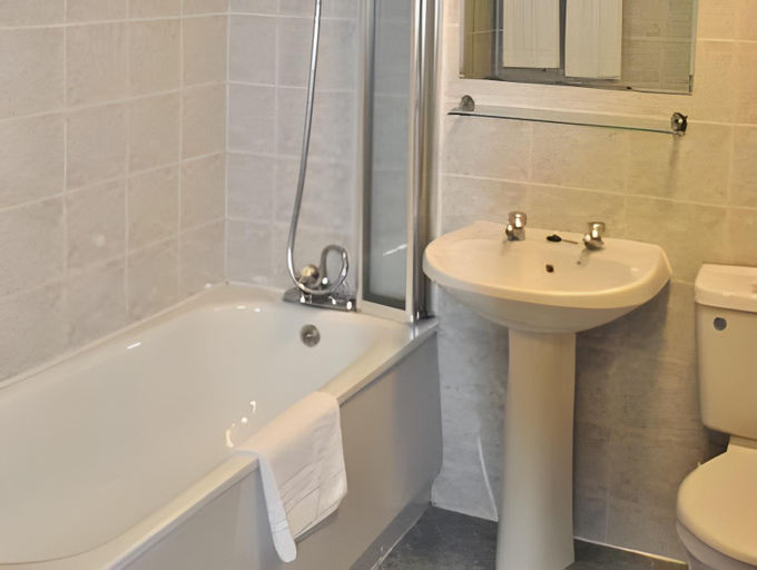 Bathroom 2, Lochway Hotel, West Dunbartonshire