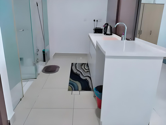 Bathroom 4, Studio Suite @TREFOIL SETIA ALAM (Wifi + Netflix)R, Shah Alam